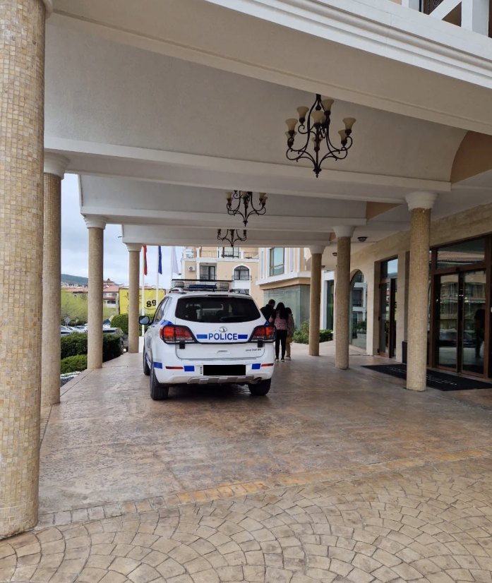Polizeiwagen vor der Hotelauffahrt